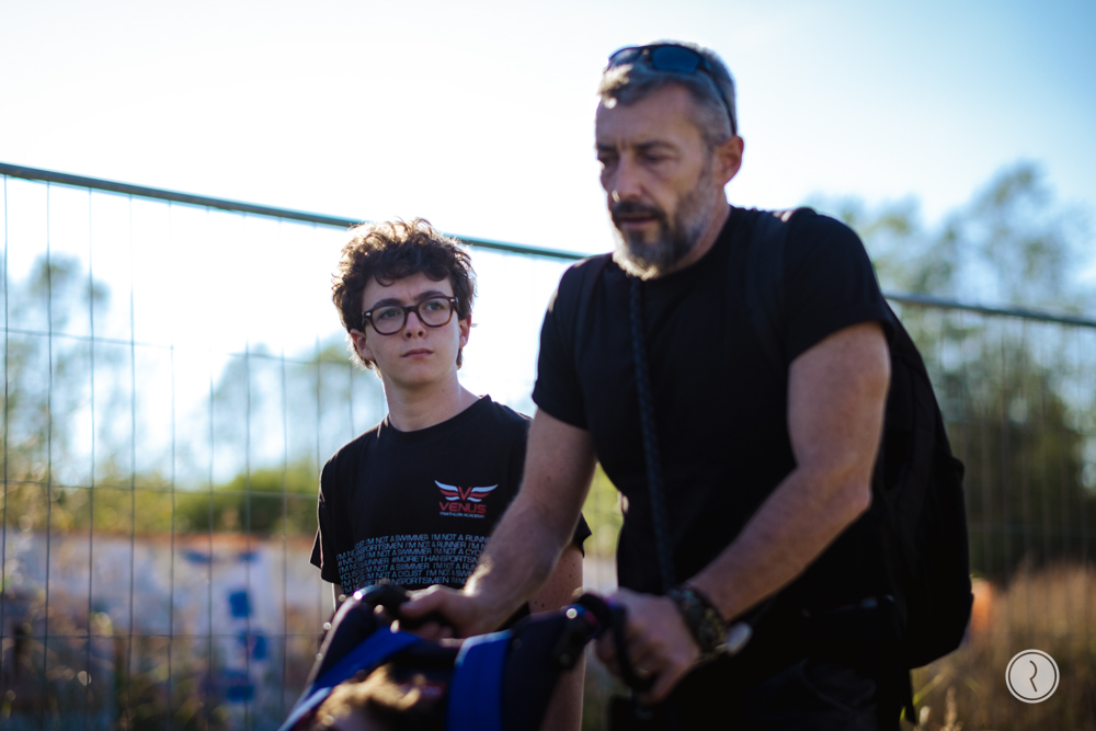 Filippo Ruvioli con i figli Sebastiano e Orlando nel parco dove sorgerà il centro estivo per bambini con disabilità cognitive di Occhi Azzurri Onlus
